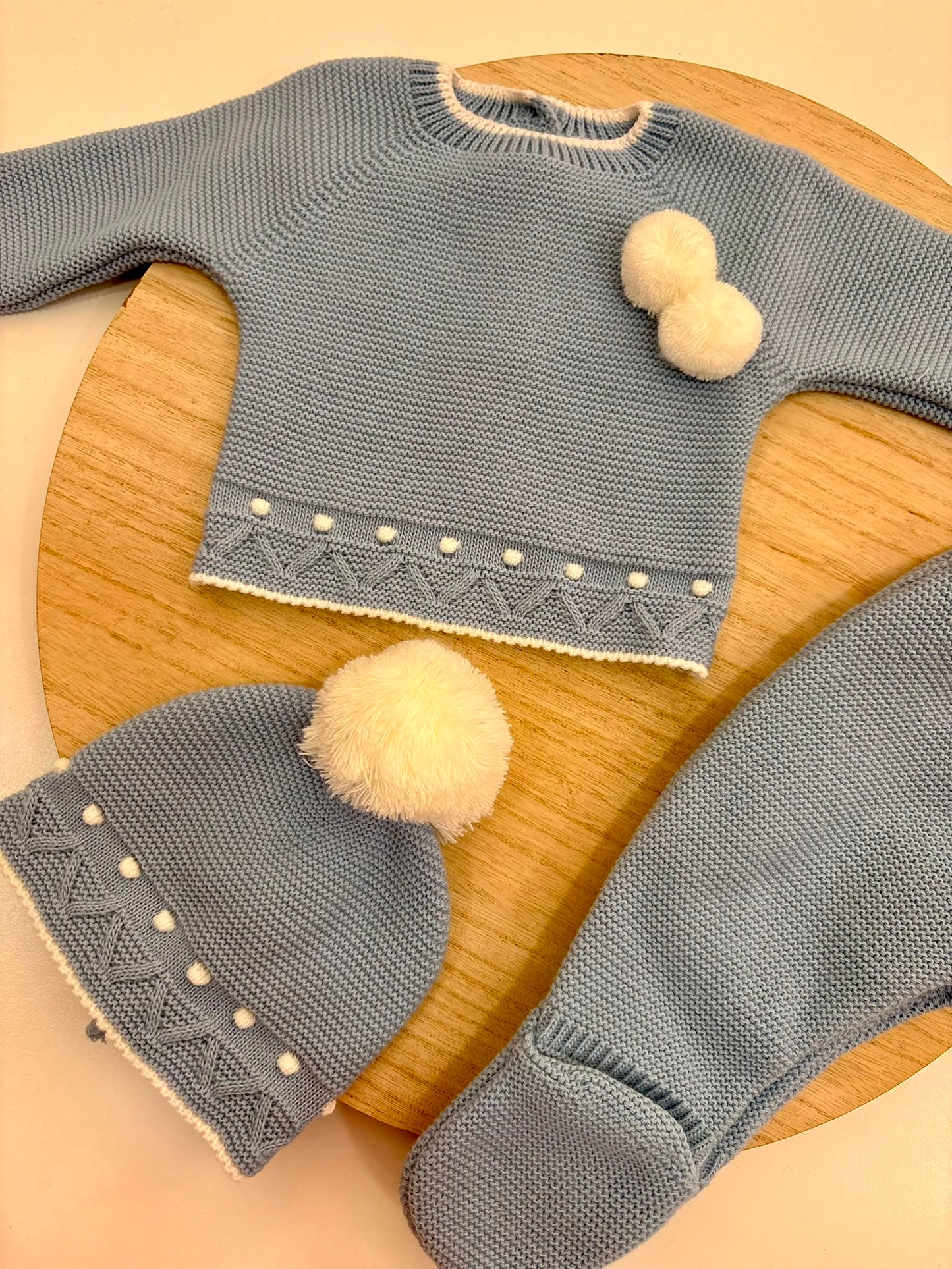 Conjunto de Primera Puesta Azulón para Bebé con Pompones, Polaina y Gorro | Siju Moda Infantil