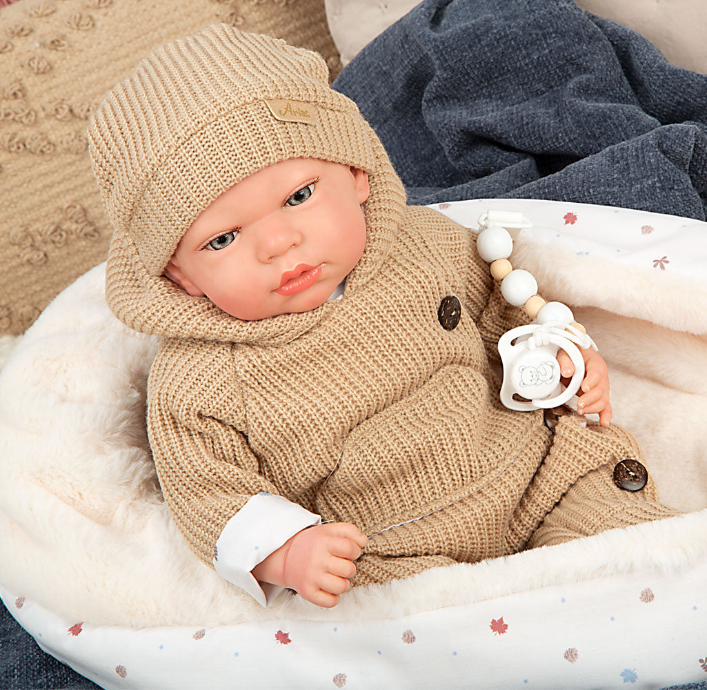 Bebé Reborn Olona Beige con Saco de Dormir – 40 cm (Ref. 98182) 👶🤍
