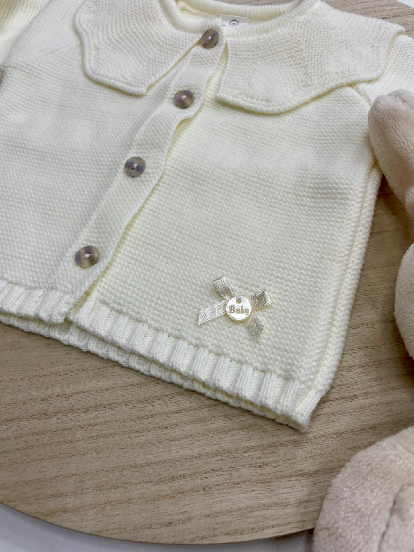 Chaqueta bebé lana crudo con cuello volante | Tallas 1-24 meses