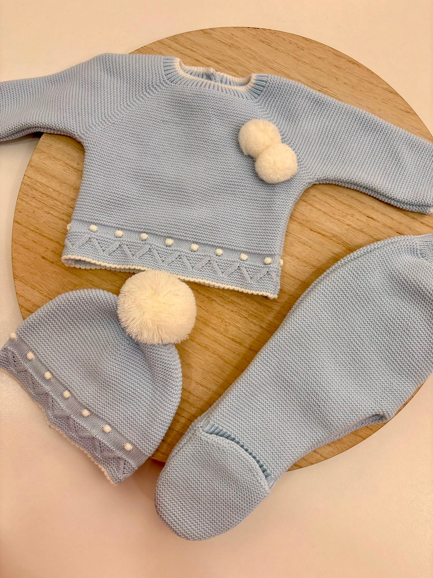 Conjunto de Primera Puesta Celeste para Bebé con Pompones, Polaina y Gorro | Siju Moda Infantil