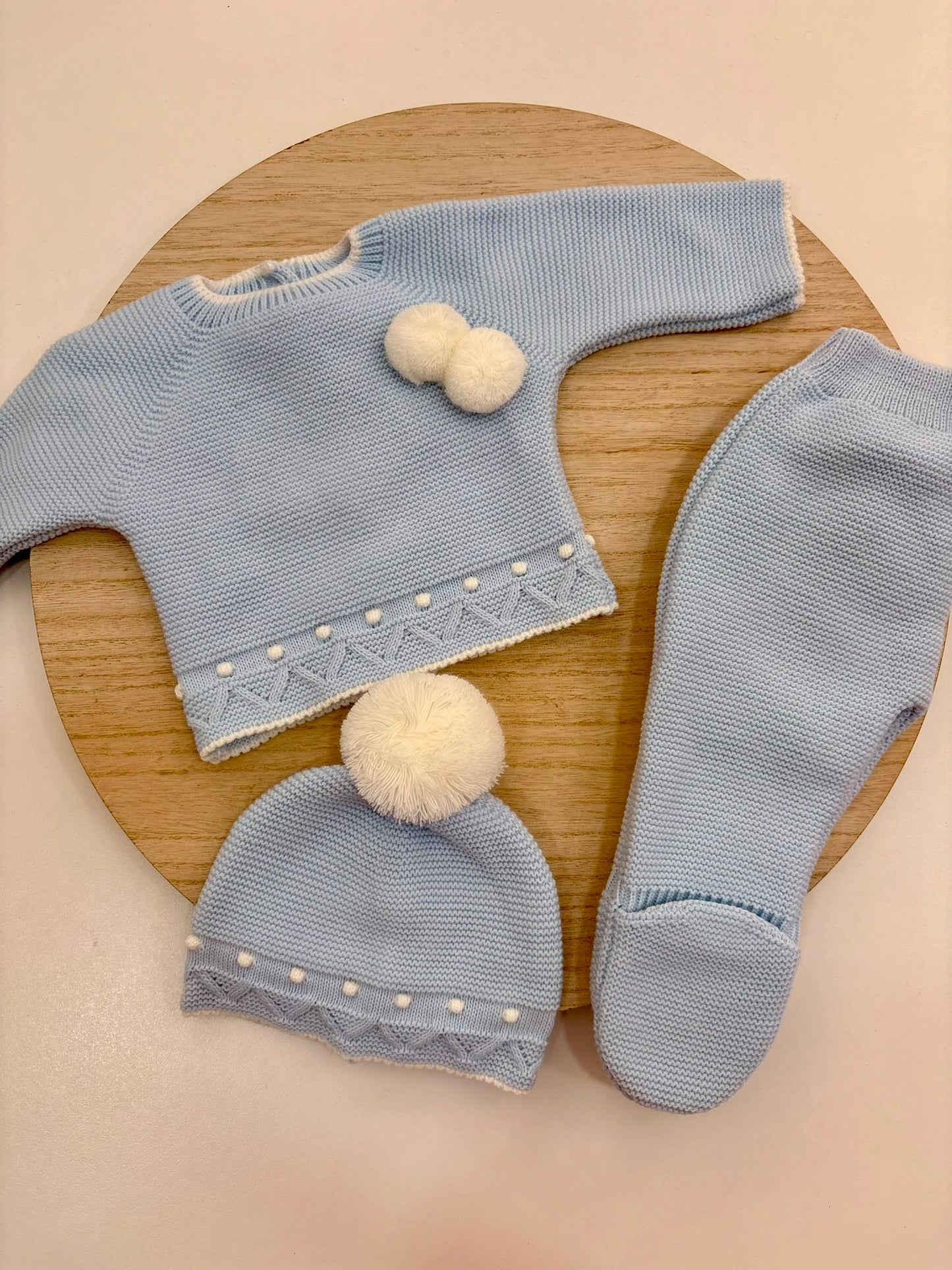 Conjunto de Primera Puesta Celeste para Bebé con Pompones, Polaina y Gorro | Siju Moda Infantil