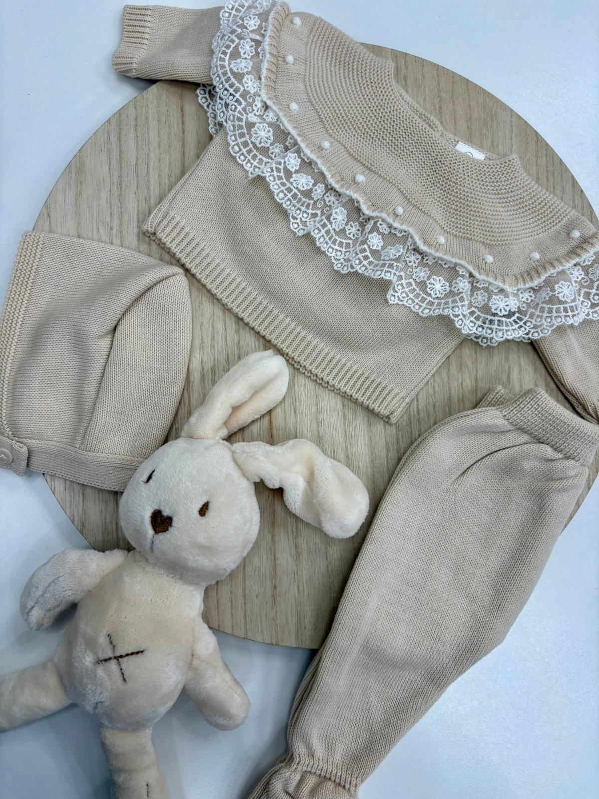 Conjunto primera puesta bebé 3 piezas crudo con puntilla en el jersey – 00 prematuro a 6 meses