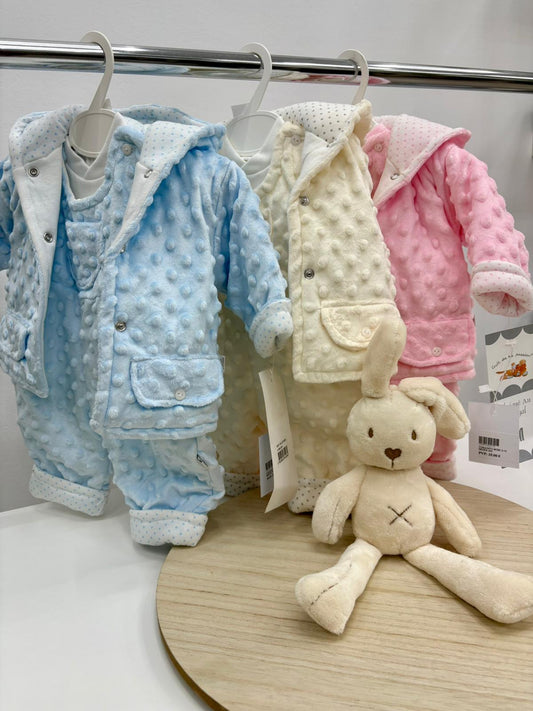 Conjunto bebé 3 piezas minky con chaqueta, peto y camiseta blanca | Colores celeste, rosa y crudo | Tallas 3, 6 y 12 meses