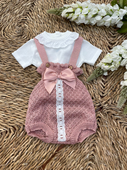 Conjunto de hilo bebe rosa empolvado con blusa blanca con volante  primera puesta