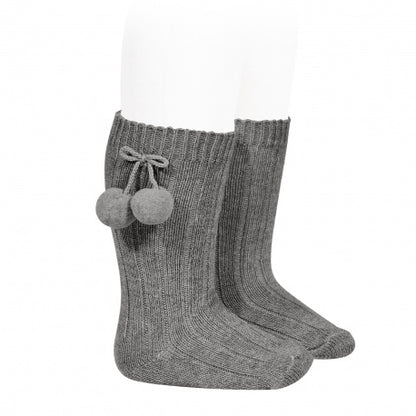 Calceta gris claro pompón cóndor