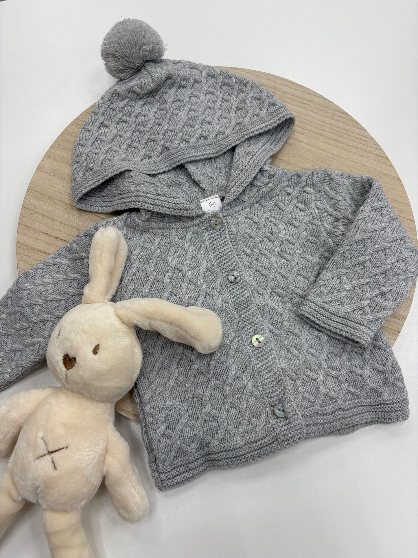 Chaqueta punto bebé con capucha y pompón color gris