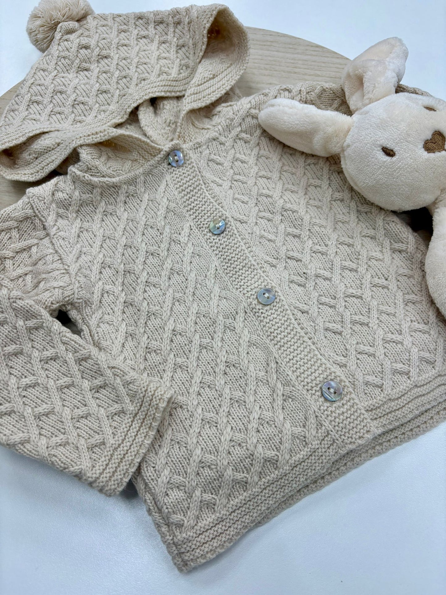 Chaqueta punto bebé con capucha y pompón color arena