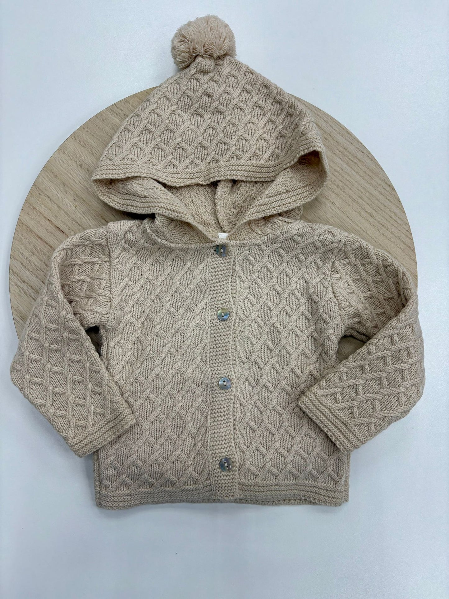 Chaqueta punto bebé con capucha y pompón color arena