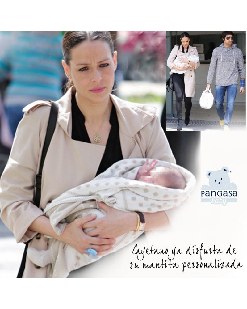 Mantita personalizada Pangasa 🤍 marfil con topos camel – Suave y delicada