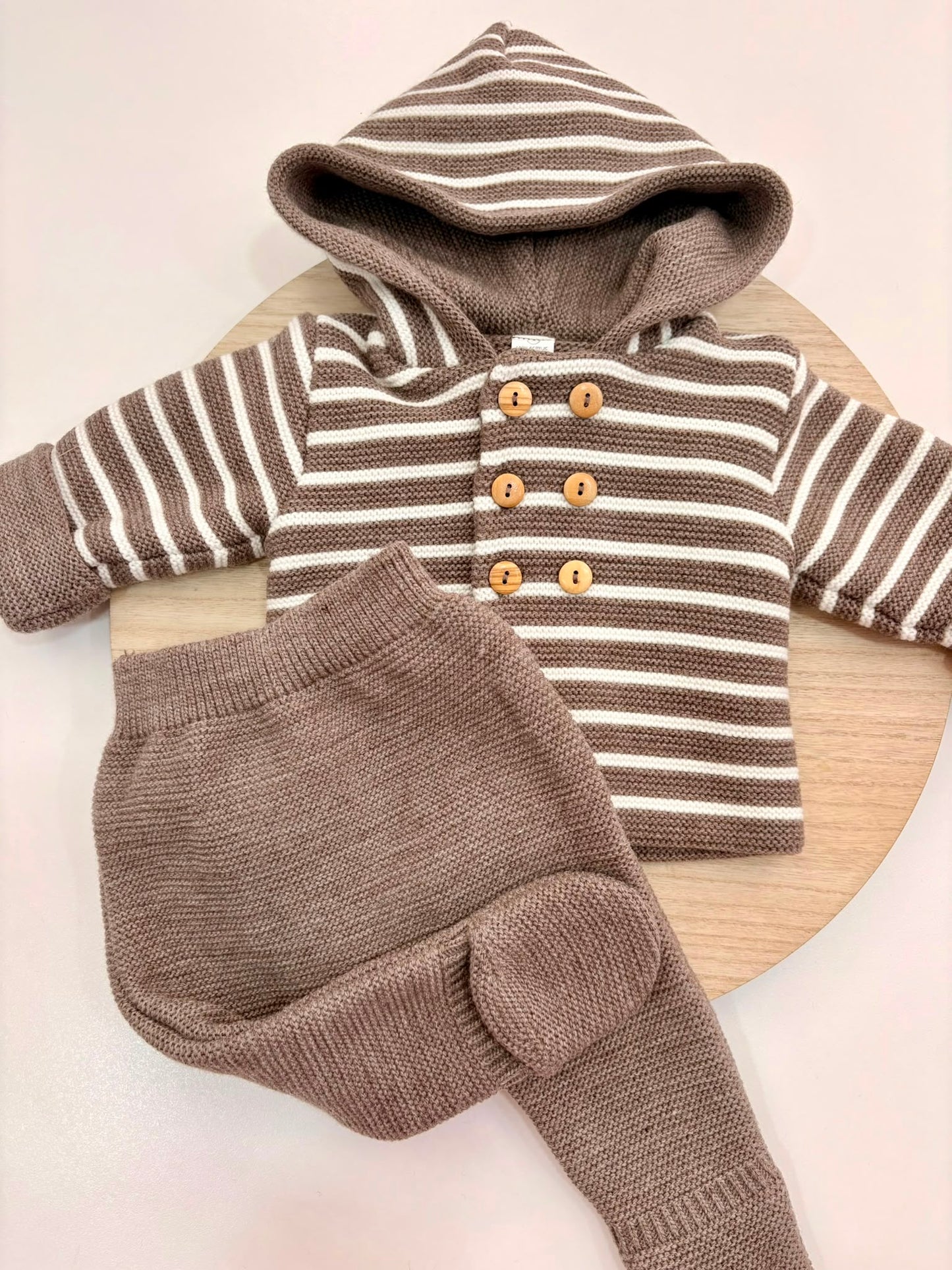 Conjunto de Punto Rayas San Francisco Chocolate para Bebé con Capucha y Polaina | Siju Moda Infantil