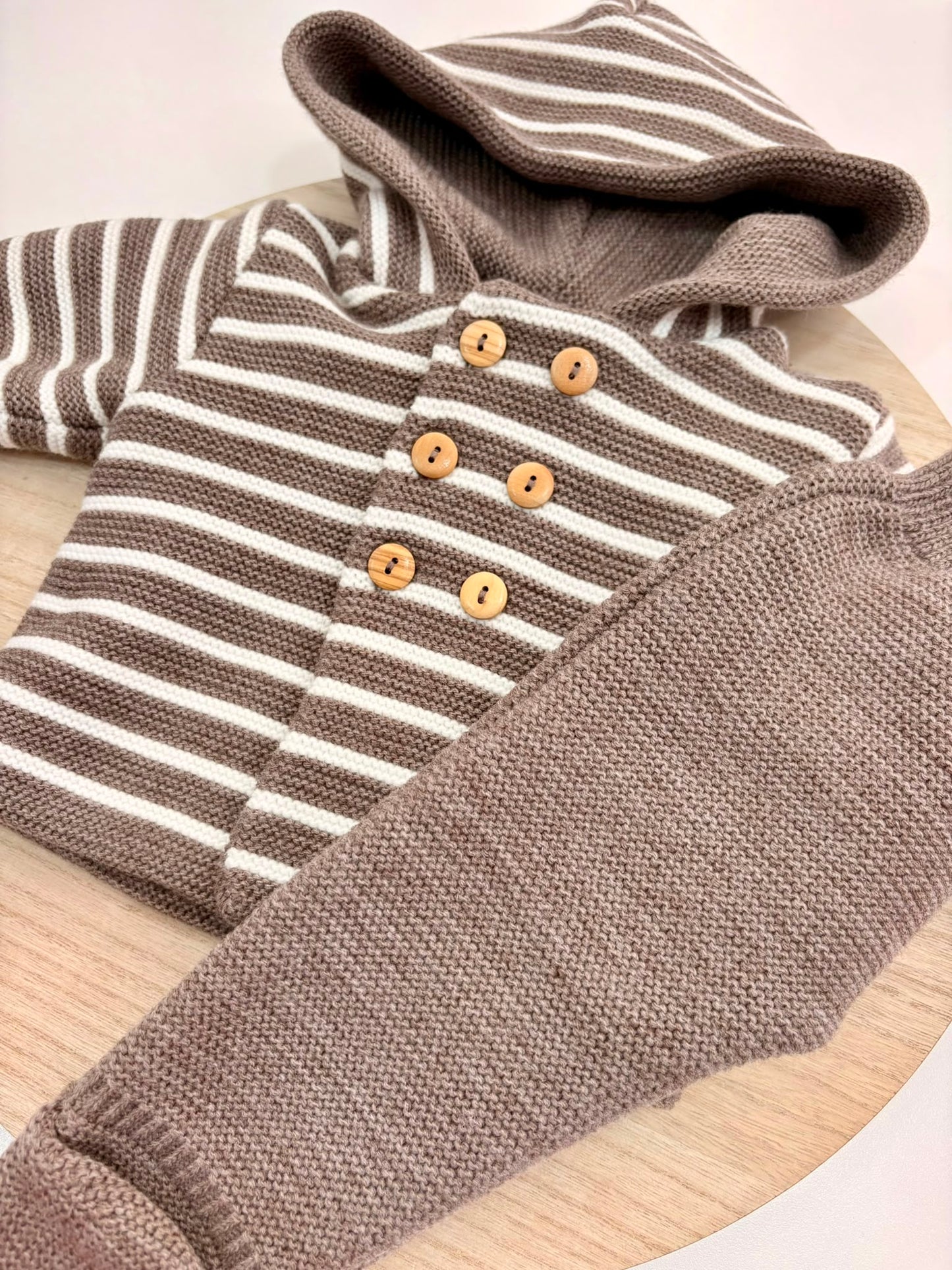 Conjunto de Punto Rayas San Francisco Chocolate para Bebé con Capucha y Polaina | Siju Moda Infantil